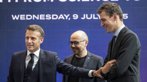 « Dynamique réelle » et « belles réussites » : la Cour des comptes valide la stratégie IA d’Emmanuel Macron