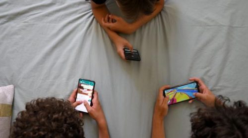 Interdire les réseaux sociaux aux moins de 15 ans : les difficultés et les limites du projet du gouvernement