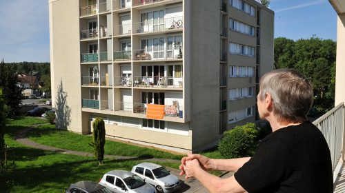 Prévenir la perte d’autonomie dans les quartiers prioritaires : 16 territoires expérimentent avec le soutien de la CNSA