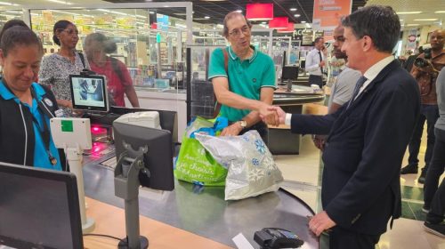 Vie Chère : Manuel Valls en visite à la Galleria pour contrôler les prix 