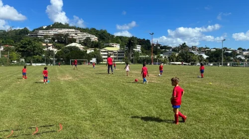 Jeu de tête interdit pour les jeunes footballeurs : ce qui change dans les écoles de foot en Martinique - Outre-mer La 1ère
