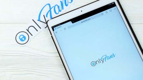 OnlyFans et MYM : les députés souhaitent étendre la loi contre le proxénétisme aux actes de prostitution en ligne