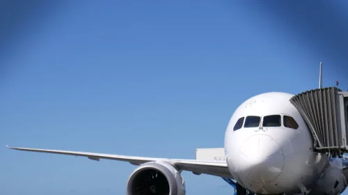 Budget 2025 : Les professionnels de l’aérien craignent un retour de la hausse de la taxe de solidarité sur les billets d’avions